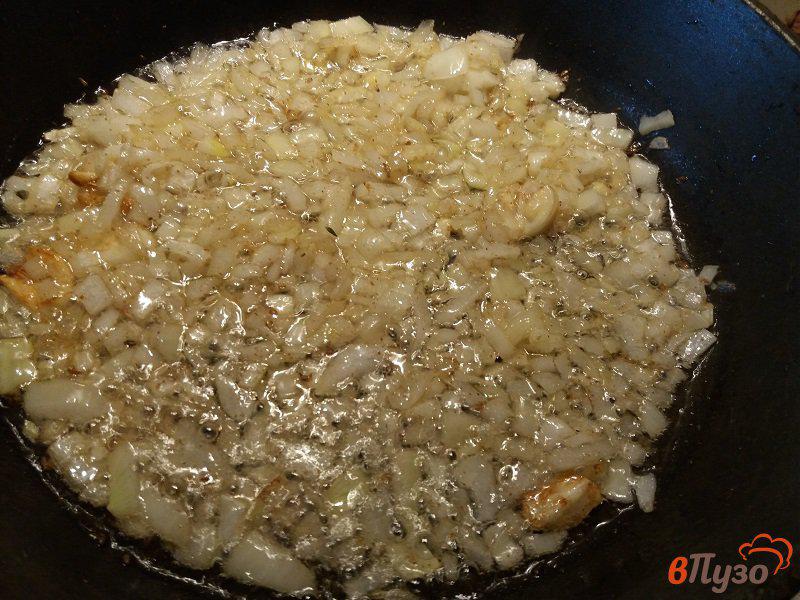 Фото приготовление рецепта: Томатный рис с чесноком на гарнир шаг №3