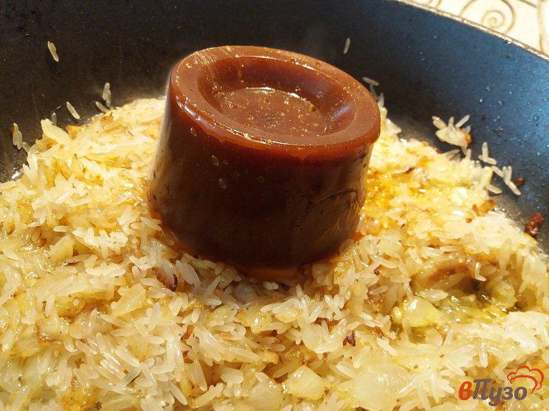 Фото приготовление рецепта: Томатный рис с чесноком на гарнир шаг №5