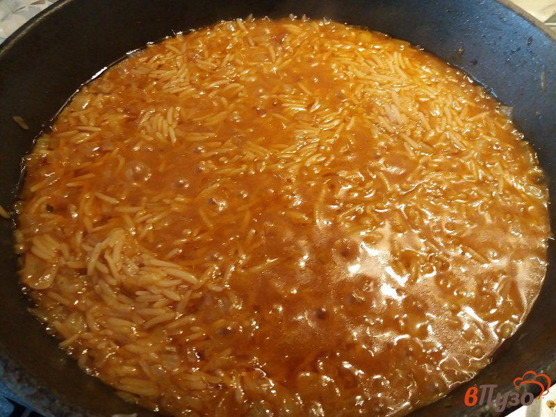 Фото приготовление рецепта: Томатный рис с чесноком на гарнир шаг №7