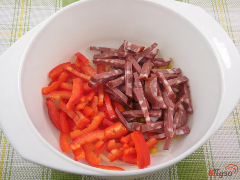 Фото приготовление рецепта: Салат с колбасой и перцем шаг №2