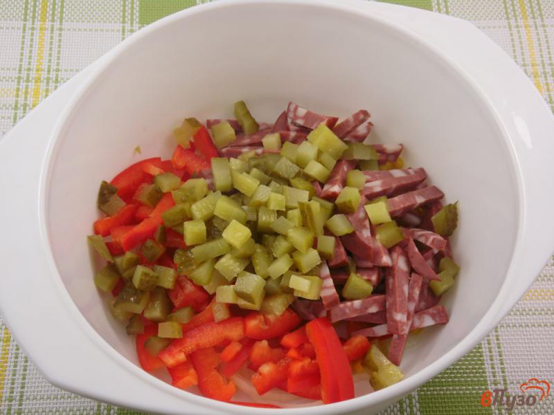Фото приготовление рецепта: Салат с колбасой и перцем шаг №3