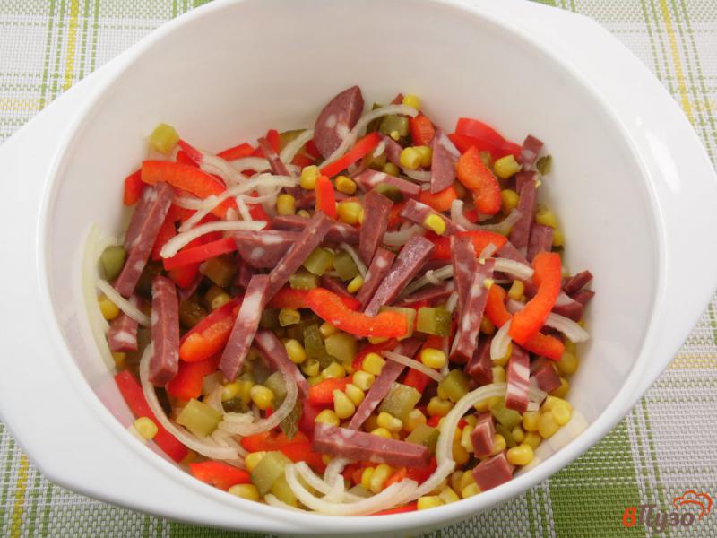 Фото приготовление рецепта: Салат с колбасой и перцем шаг №4