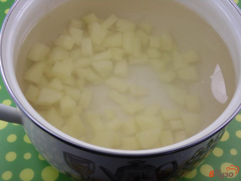 Фото приготовление рецепта: Суп сырный с фрикадельками и луком-пореем шаг №2