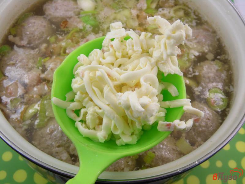 Фото приготовление рецепта: Суп сырный с фрикадельками и луком-пореем шаг №8