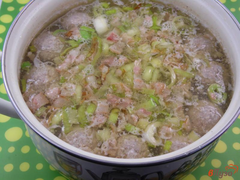 Фото приготовление рецепта: Суп сырный с фрикадельками и луком-пореем шаг №7