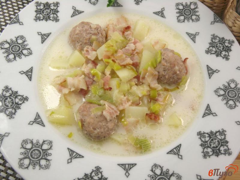 Фото приготовление рецепта: Суп сырный с фрикадельками и луком-пореем шаг №9