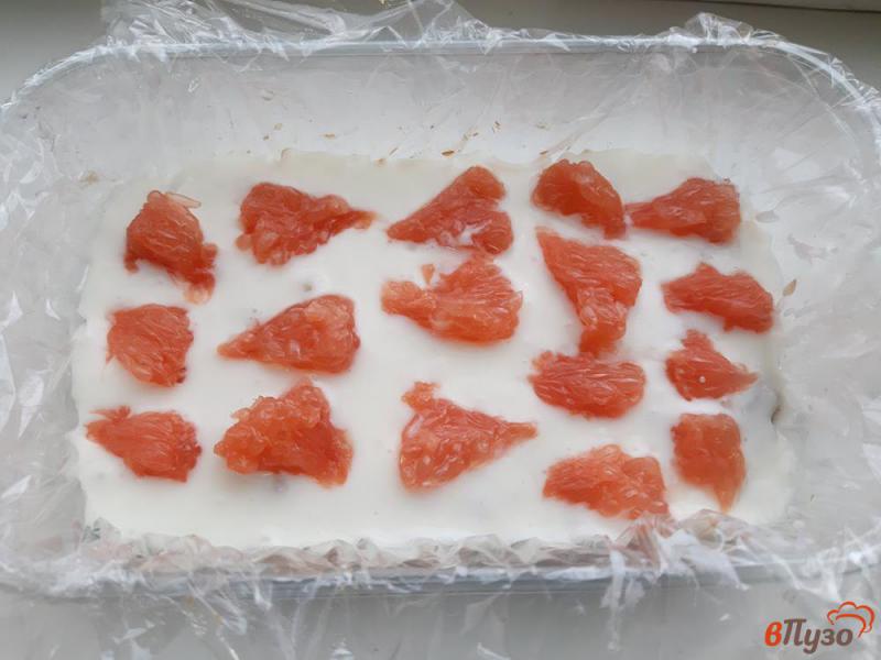 Фото приготовление рецепта: Десерт из печенья с орехами без выпечки шаг №10