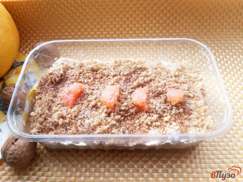 Фото приготовление рецепта: Десерт из печенья с орехами без выпечки шаг №15