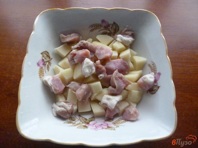 Фото приготовление рецепта: Картофель со свининой и грибами запечённый в рукаве шаг №4