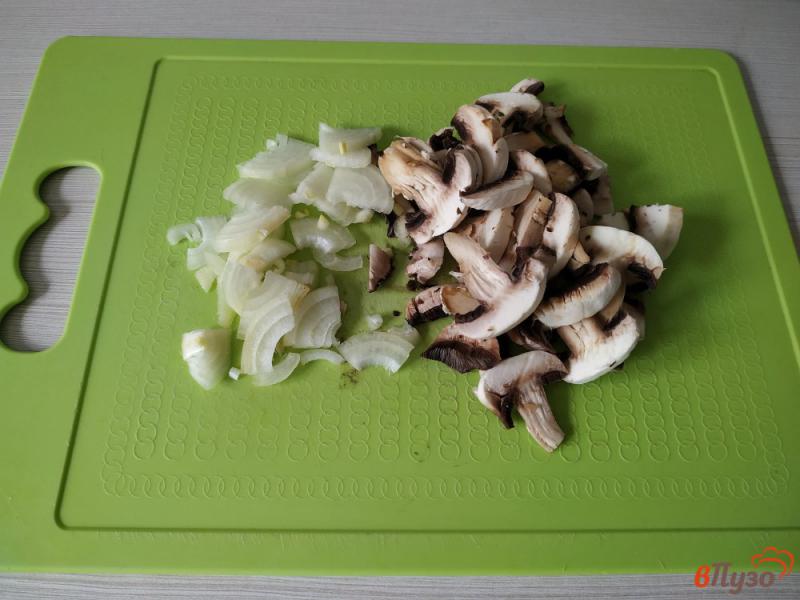 Фото приготовление рецепта: Тушёная капуста с шампиньонами и сливками шаг №1