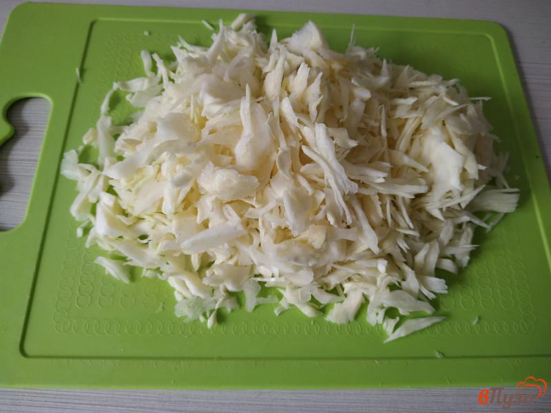 Фото приготовление рецепта: Тушёная капуста с шампиньонами и сливками шаг №3