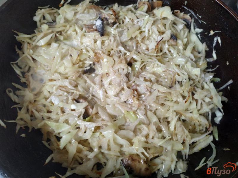 Фото приготовление рецепта: Тушёная капуста с шампиньонами и сливками шаг №5