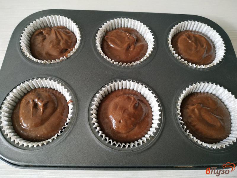 Фото приготовление рецепта: Шоколадные маффины на кефире шаг №9