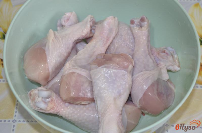 Фото приготовление рецепта: Куриные голени запеченные с картофелем шаг №2