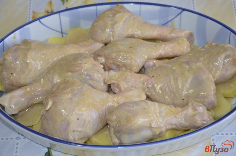 Фото приготовление рецепта: Куриные голени запеченные с картофелем шаг №4