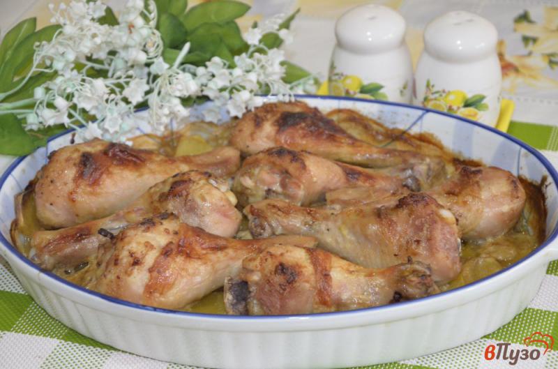 Фото приготовление рецепта: Куриные голени запеченные с картофелем шаг №5