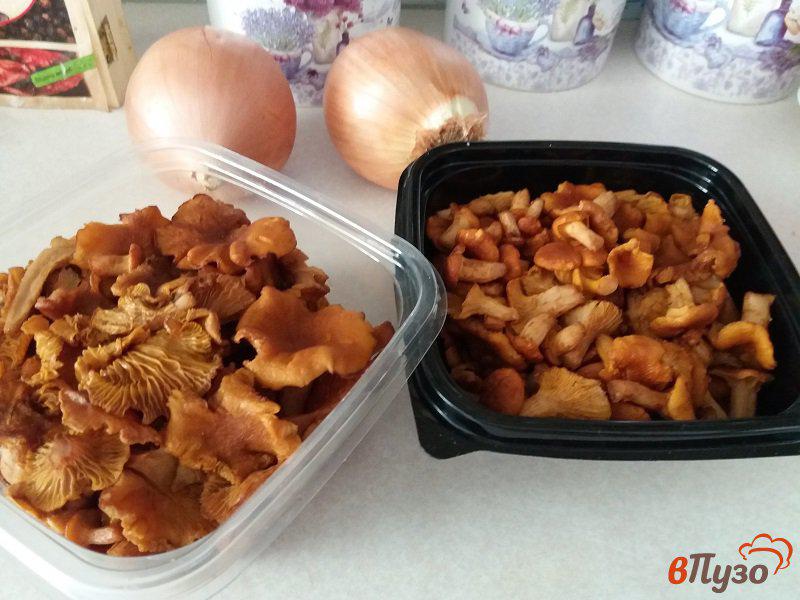 Фото приготовление рецепта: Тушеный картофель с лисичками в сметане шаг №1