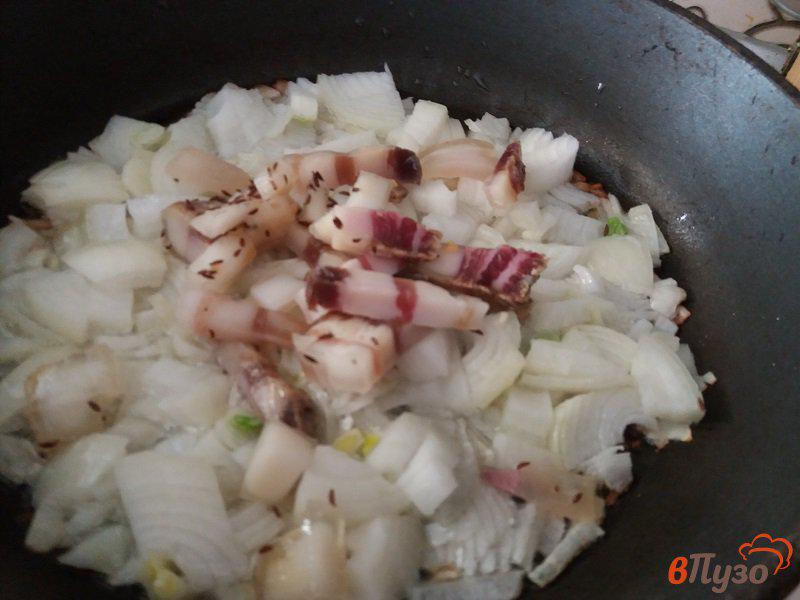 Фото приготовление рецепта: Тушеный картофель с лисичками в сметане шаг №3