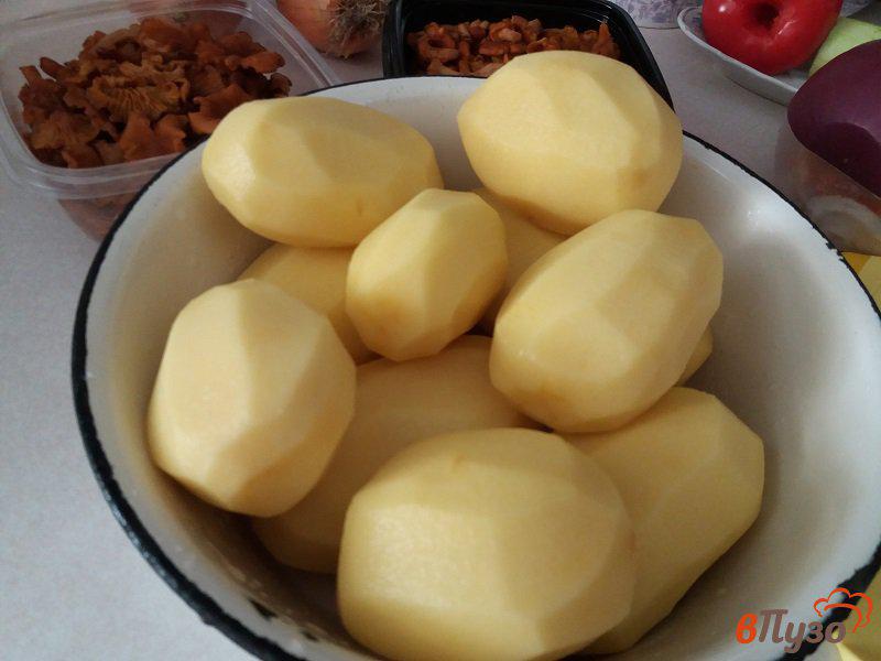 Фото приготовление рецепта: Тушеный картофель с лисичками в сметане шаг №2
