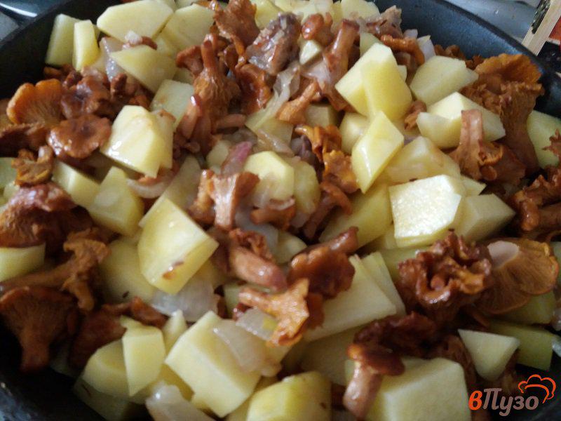Фото приготовление рецепта: Тушеный картофель с лисичками в сметане шаг №6