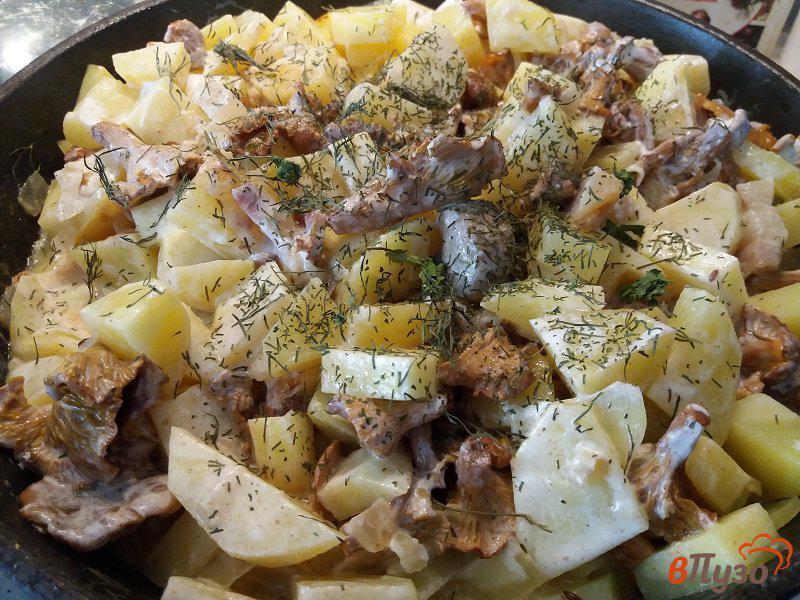 Фото приготовление рецепта: Тушеный картофель с лисичками в сметане шаг №8
