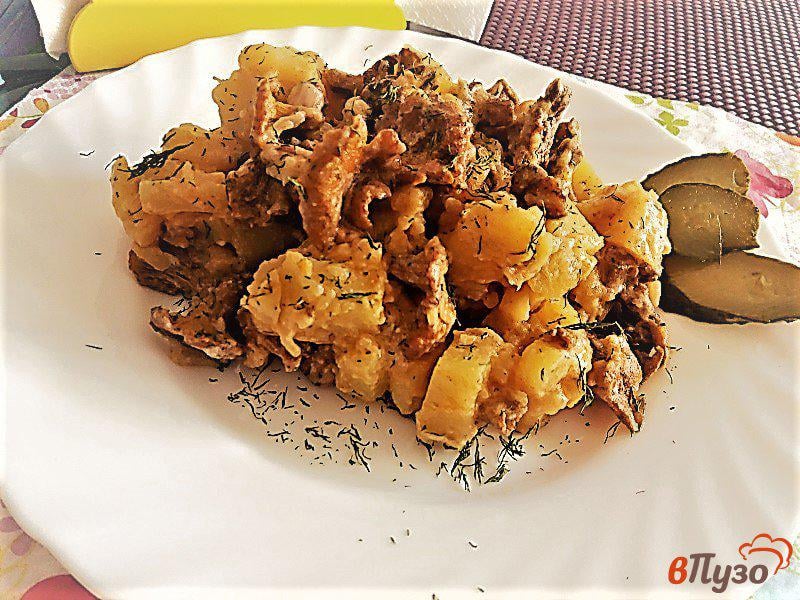 Фото приготовление рецепта: Тушеный картофель с лисичками в сметане шаг №10