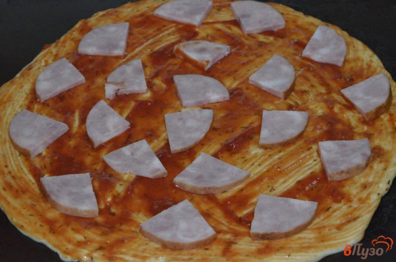 Фото приготовление рецепта: Пицца на дрожжевом тесте с ветчиной и помидорами шаг №6
