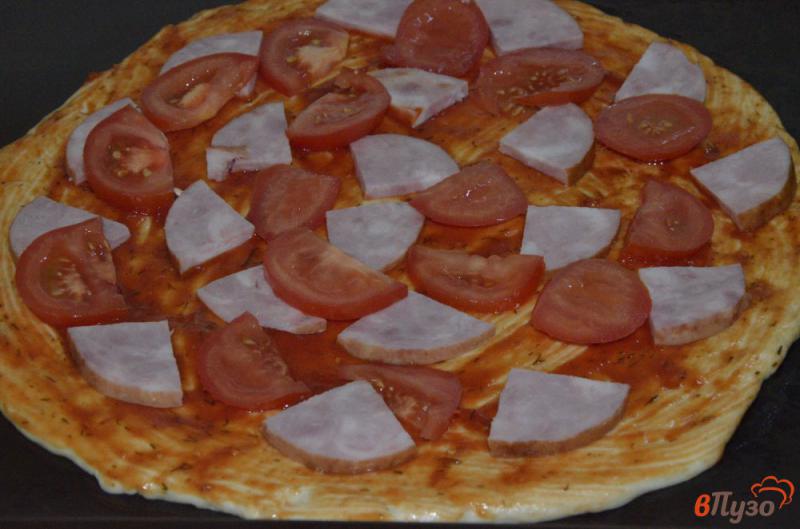 Фото приготовление рецепта: Пицца на дрожжевом тесте с ветчиной и помидорами шаг №7