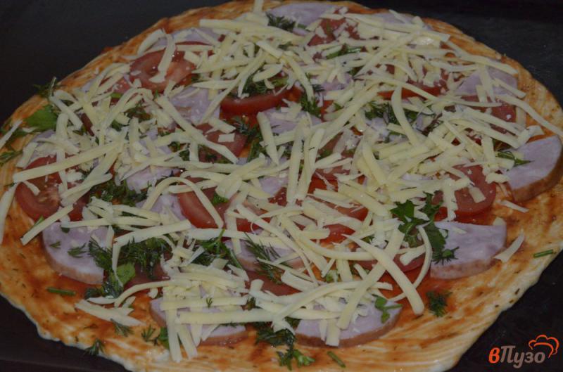 Фото приготовление рецепта: Пицца на дрожжевом тесте с ветчиной и помидорами шаг №8