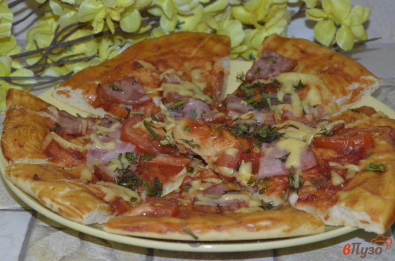 Фото приготовление рецепта: Пицца на дрожжевом тесте с ветчиной и помидорами шаг №9
