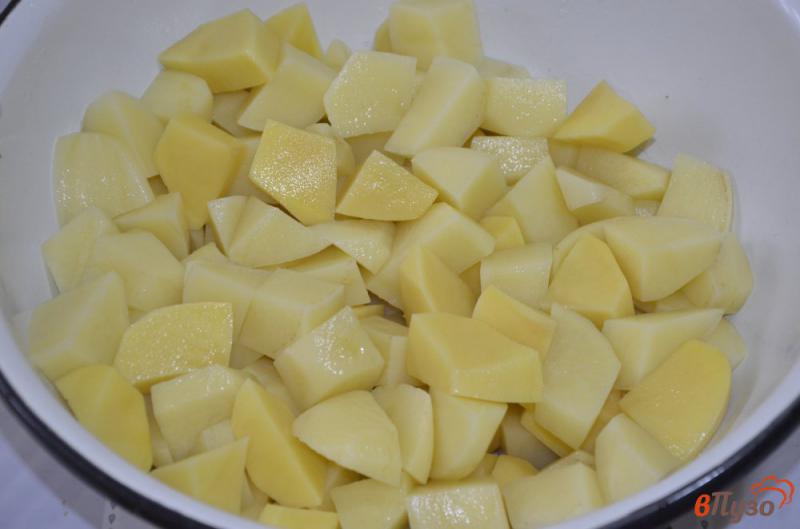 Фото приготовление рецепта: Постный картофель с грибами и сельдереем в горшочке шаг №1