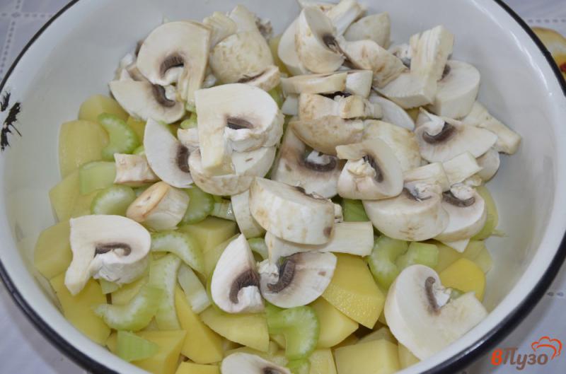 Фото приготовление рецепта: Постный картофель с грибами и сельдереем в горшочке шаг №2