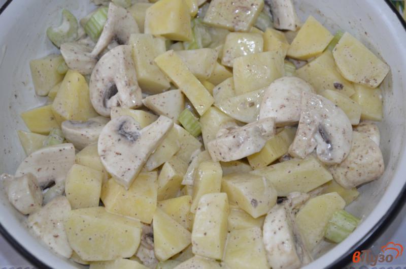 Фото приготовление рецепта: Постный картофель с грибами и сельдереем в горшочке шаг №4