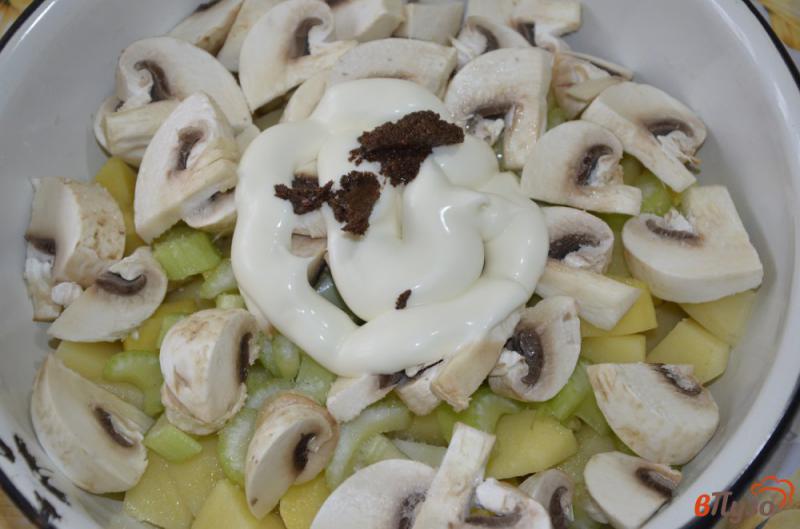 Фото приготовление рецепта: Постный картофель с грибами и сельдереем в горшочке шаг №3