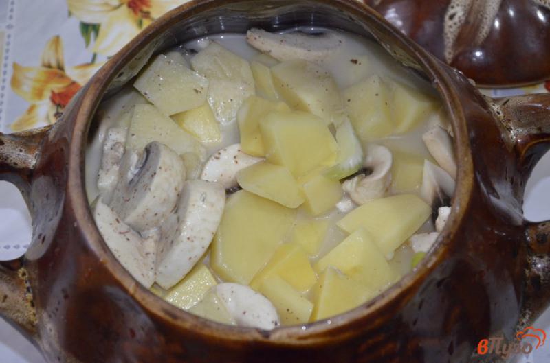 Фото приготовление рецепта: Постный картофель с грибами и сельдереем в горшочке шаг №5
