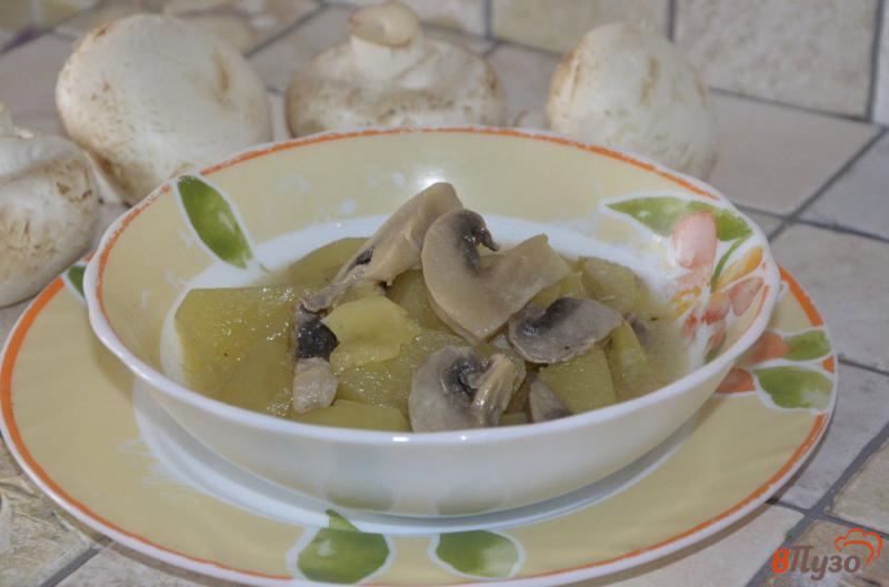 Фото приготовление рецепта: Постный картофель с грибами и сельдереем в горшочке шаг №6