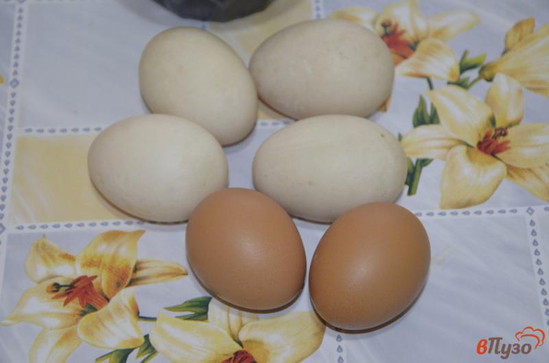 Фото приготовление рецепта: Омлет из утиных яиц шаг №1