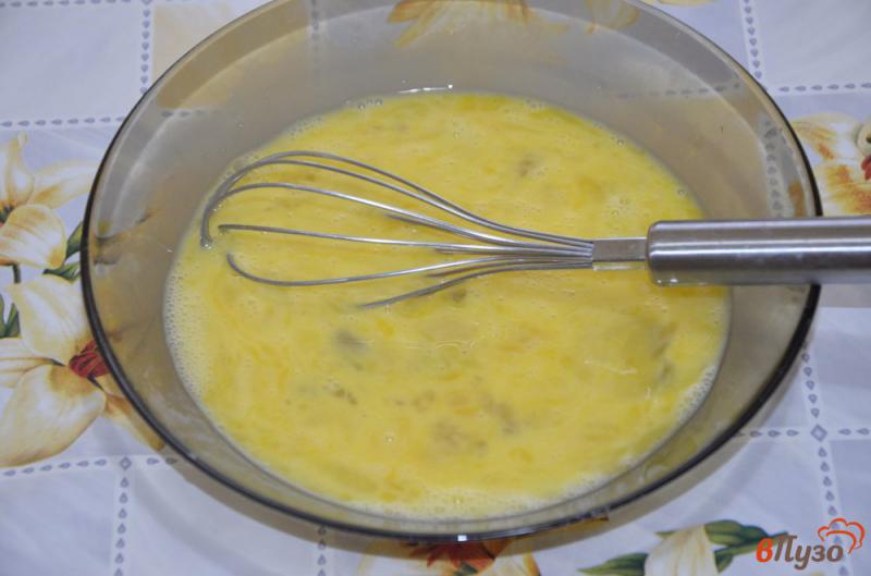 Фото приготовление рецепта: Омлет из утиных яиц шаг №2