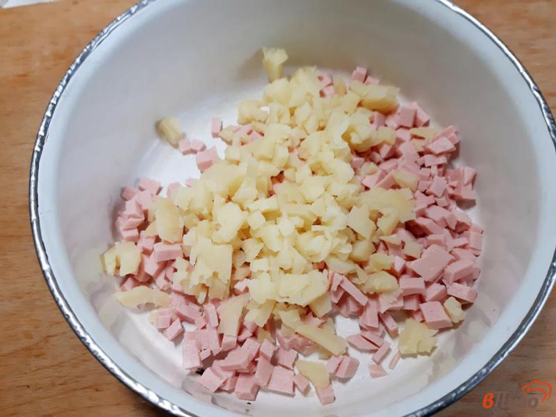 Фото приготовление рецепта: Окрошка на сметане с колбасой и редисом шаг №2