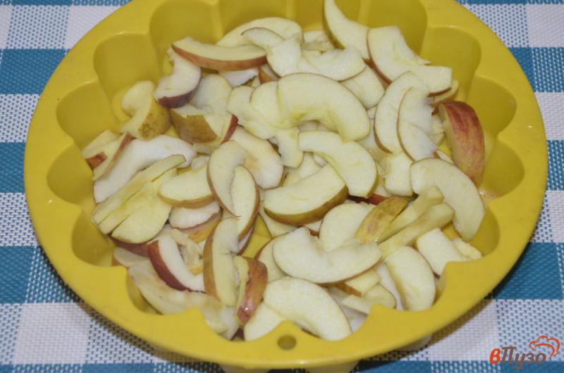 Фото приготовление рецепта: Постная яблочная шарлотка шаг №4