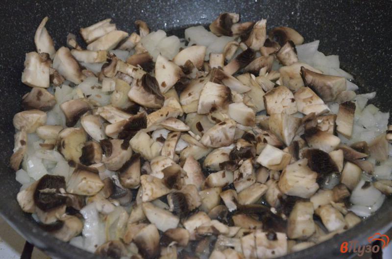 Фото приготовление рецепта: Постные вареники с картошкой и грибами шаг №4