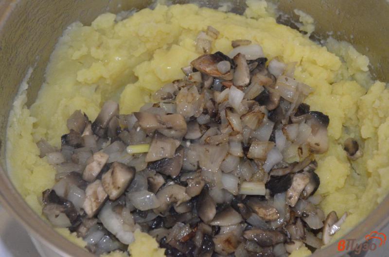 Фото приготовление рецепта: Постные вареники с картошкой и грибами шаг №6