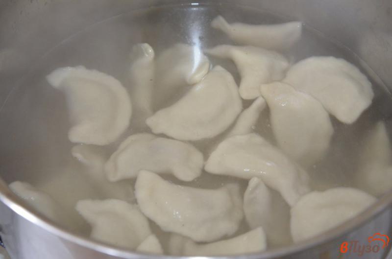 Фото приготовление рецепта: Постные вареники с картошкой и грибами шаг №9