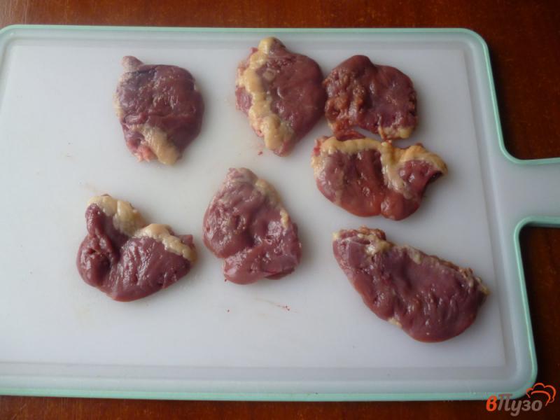 Фото приготовление рецепта: Отбивные из куриных сердечек шаг №2