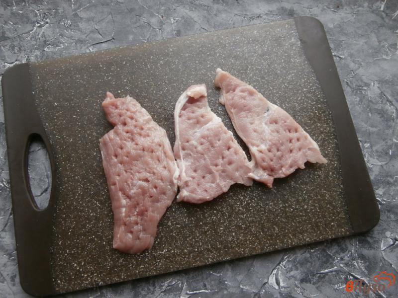 Фото приготовление рецепта: Свиные отбивные с солеными огурцами в мультиварке шаг №1