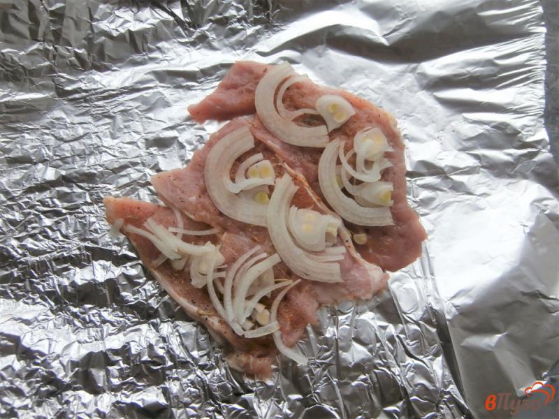 Фото приготовление рецепта: Свиные отбивные с солеными огурцами в мультиварке шаг №3