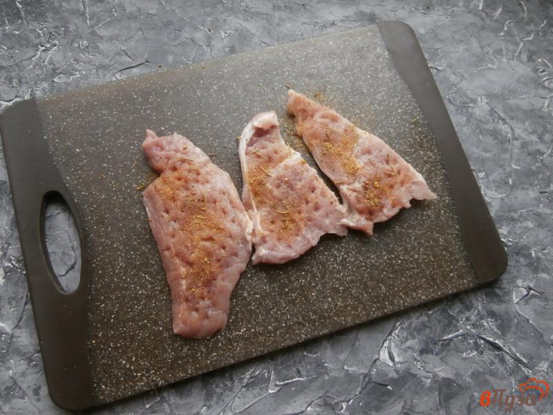 Фото приготовление рецепта: Свиные отбивные с солеными огурцами в мультиварке шаг №2