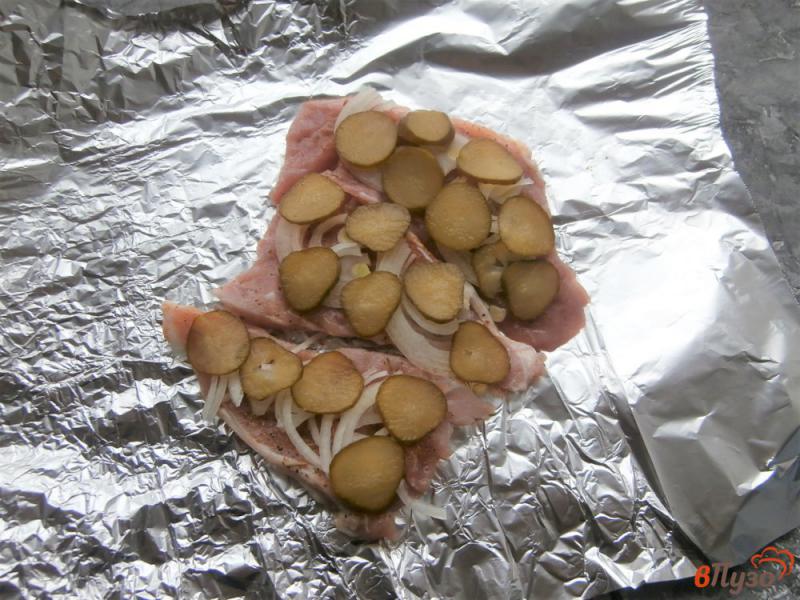 Фото приготовление рецепта: Свиные отбивные с солеными огурцами в мультиварке шаг №4