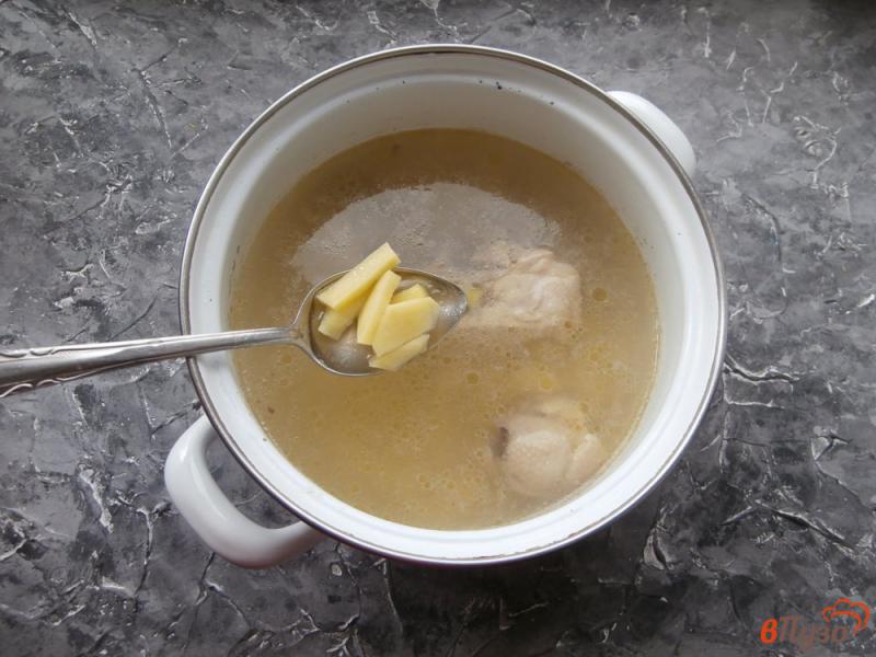Фото приготовление рецепта: Куриный суп с вермишелью и яйцом шаг №3