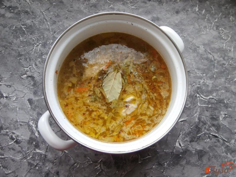 Фото приготовление рецепта: Куриный суп с вермишелью и яйцом шаг №6